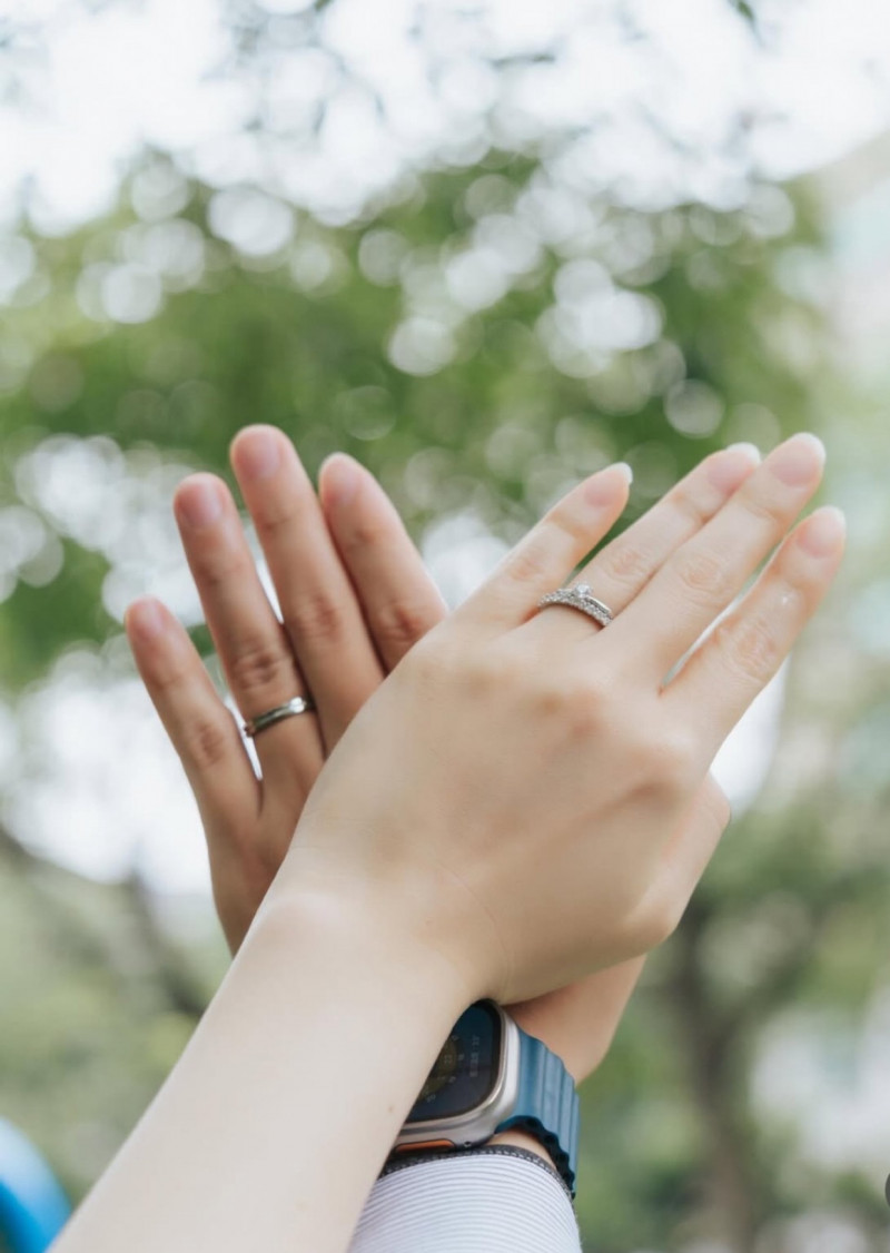 「張君雅小妹妹」秀出婚戒。（翻攝自IG）