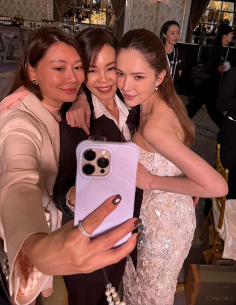 彭佳慧（中）在許瑋甯（右）婚宴上獻唱。（翻攝自IG）