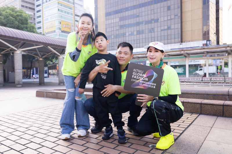 陳亞蘭（右）與六月（左）為公益愛行腳活動最年輕的「小勇士」送上祝福：行善，是用腳走出來的力量。（臺師大GF-EMBA提供）