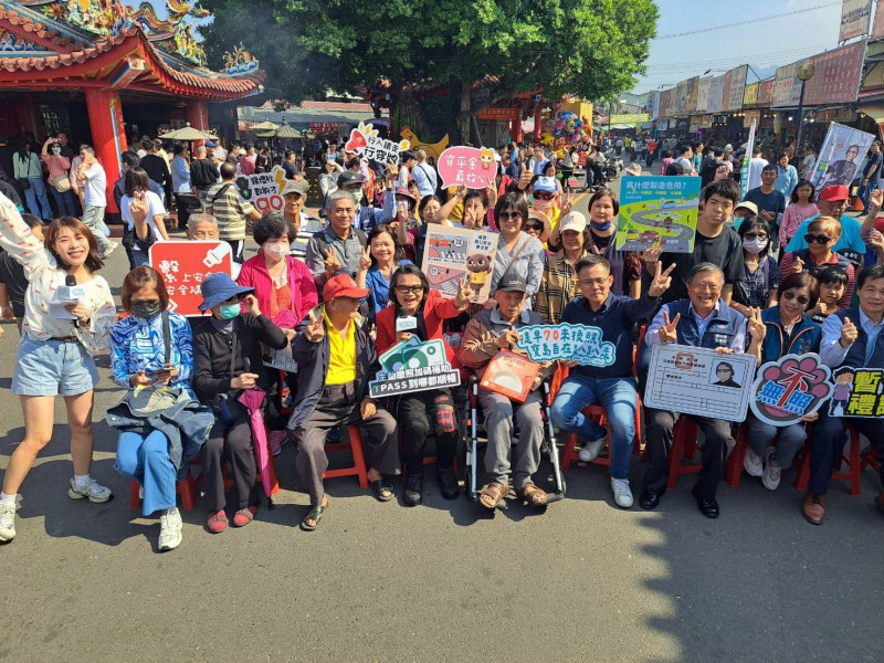 高齡換駕照代言人沈文程，宣導明年5月將上路的新措施。（交通部提供）