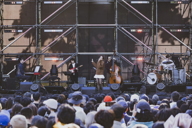 9m88獻唱多首爵士風味歌曲，歌迷在台下輕鬆聆聽。（簡單生活節提供）