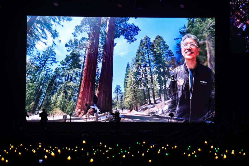 周華健演唱會現場緬懷屠穎。（滾石提供）