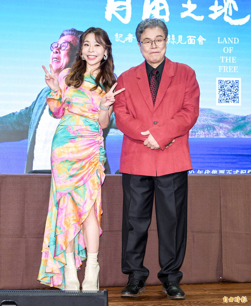 新生代台語歌姬鍾綺在記者會上與楊烈合唱《思慕的人》，她同時也是楊烈演唱會的嘉賓。（記者王文麟攝）