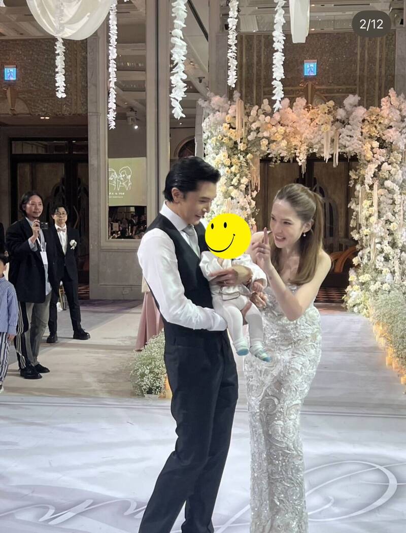 邱澤（左）抱著三個月大的兒子Ian，許瑋甯在旁哄兒看前方。（翻攝自彭佳慧Instagram）