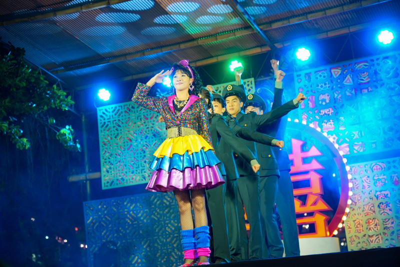 《一村喜事：康樂隊來了》在老眷村沉浸式演出，融合軍歌與答數，喚醒觀眾當兵魂。（金星文創提供）