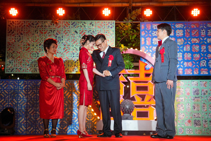 羅美玲（左起）、那祈、岑永康、周定緯在《一村喜事：康樂隊來了》演出新嫁娘的喜悅與父親的不捨。（金星文創提供）