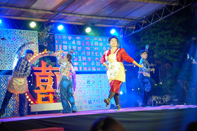 羅美玲在《一村喜事：康樂隊來了》演唱多首歌曲。（金星文創提供）