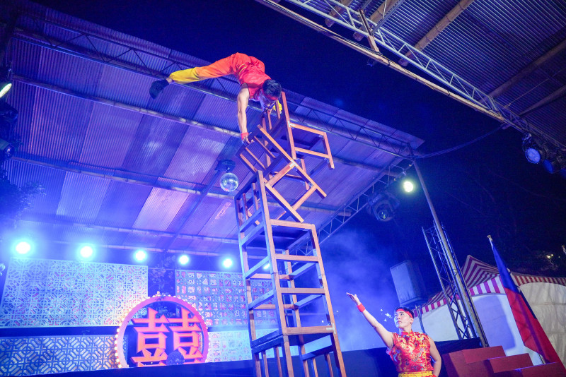 《一村喜事：康樂隊來了》有令人屏住呼吸的特技，觀眾驚呼連連。（金星文創提供）