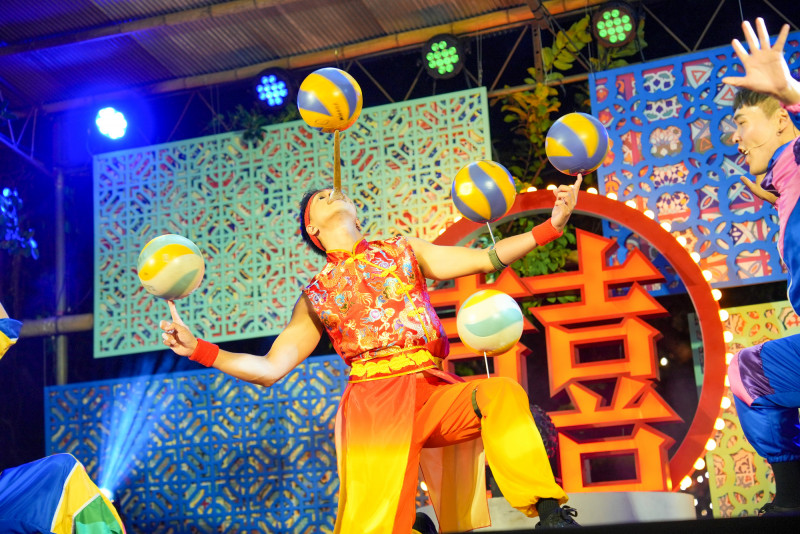 《一村喜事：康樂隊來了》有精彩的特技表演，讓觀眾驚奇。（金星文創提供）