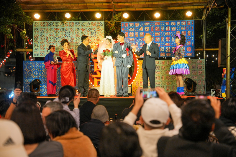 《一村喜事：康樂隊來了》邀請韓國瑜院長上台祝賀新人，與主婚人岑永康乾杯。（金星文創提供）