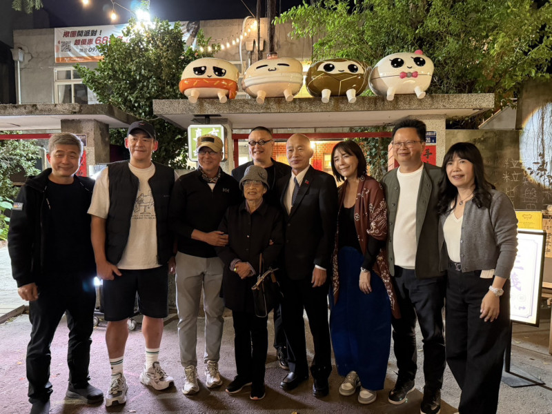 立法院長韓國瑜陪同九十五歲的韓媽媽一同觀賞舞台劇《一村喜事：康樂隊來了》。（金星文創提供）