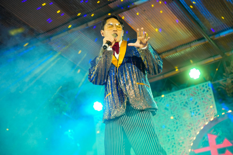 周定緯在《一村喜事：康樂隊來了》飾演新郎，本來是個理科男，忽然決定或出去，幫心愛的新娘唱一首動感歌曲。（金星文創提供）