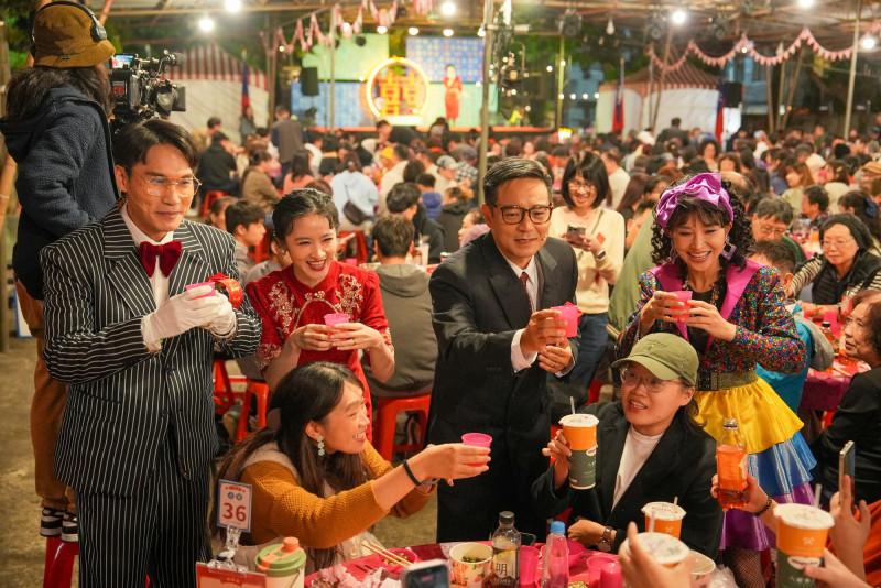 周定緯、那祈、岑永康、黃云歆在《一村喜事：康樂隊來了》有與觀眾敬酒橋段，觀眾喜孜孜的鬧新人。（金星文創提供）