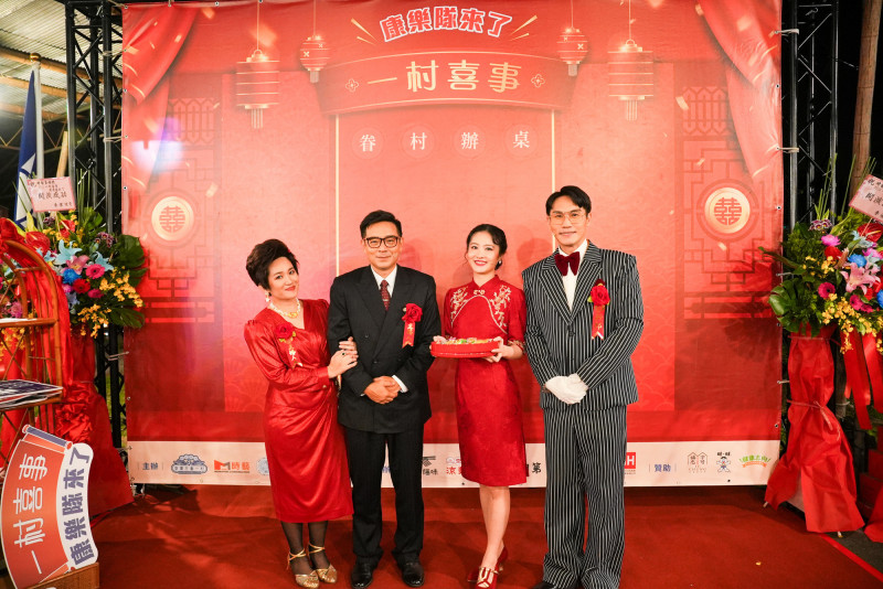 送客了！《一村喜事：康樂隊來了》的觀眾帶著滿滿喜氣與新人合影，還能吃喜糖。（金星文創提供）