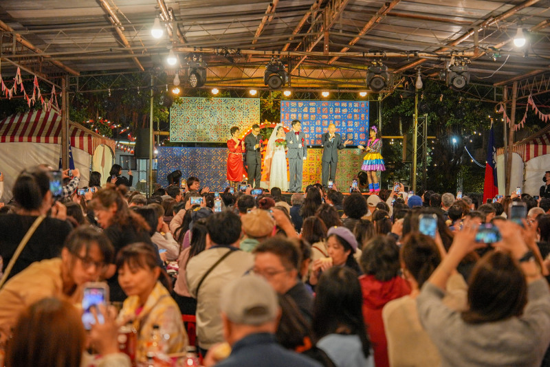 滿場觀眾來看《一村喜事：康樂隊來了》，吃美味眷村辦桌。（金星文創提供）