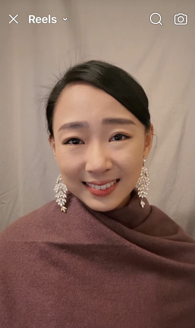 大愛劇《在光裏的人》杜蕾在美國錄製英文得獎感言。（大愛提供）