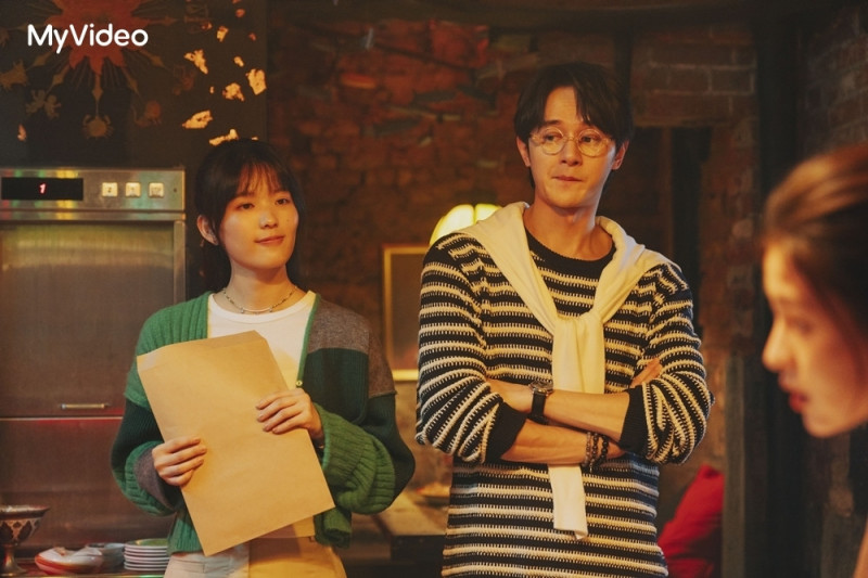 張軒睿（右）曾因拍戲溝通無果，當下就像說台詞機器。（愛奇藝國際版、壹壹影業提供）