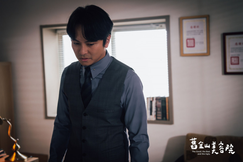 楊銘威在《舊金山美容院》背著父親收回扣，遭到降職。（TVBS提供）