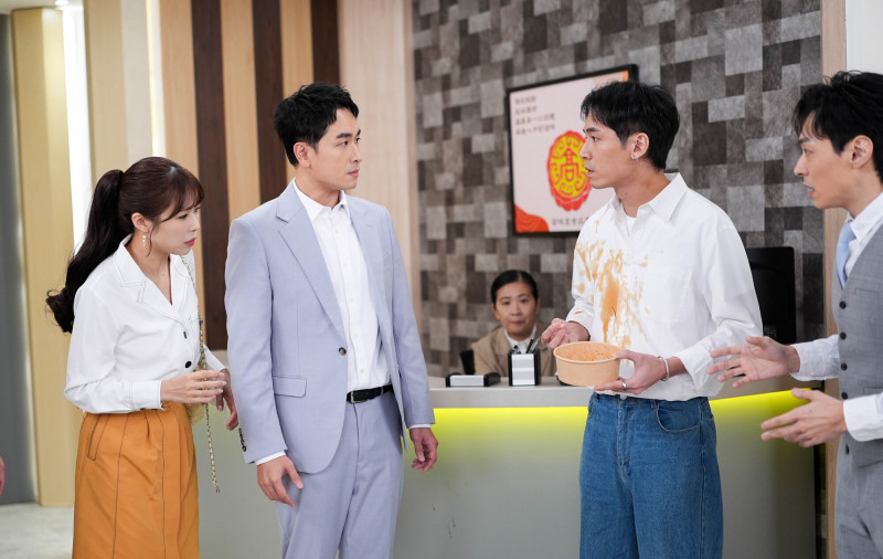 張瑞夫（右二）在《百味人生》，衣服被醬油濺到，陳謙文（左二）前來關心。（三立提供）