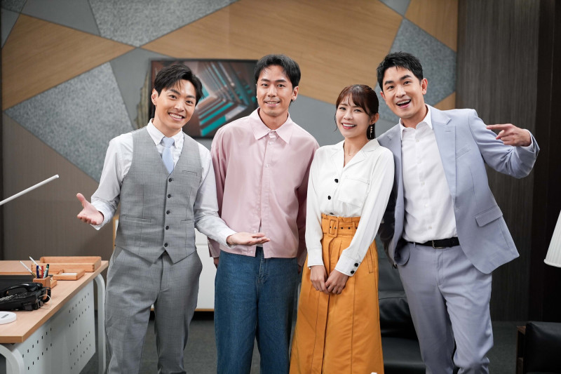 張瑞夫（左二）客串《百味人生》，與王上豪（左起）、林萱瑜、陳謙文對戲。（三立提供）