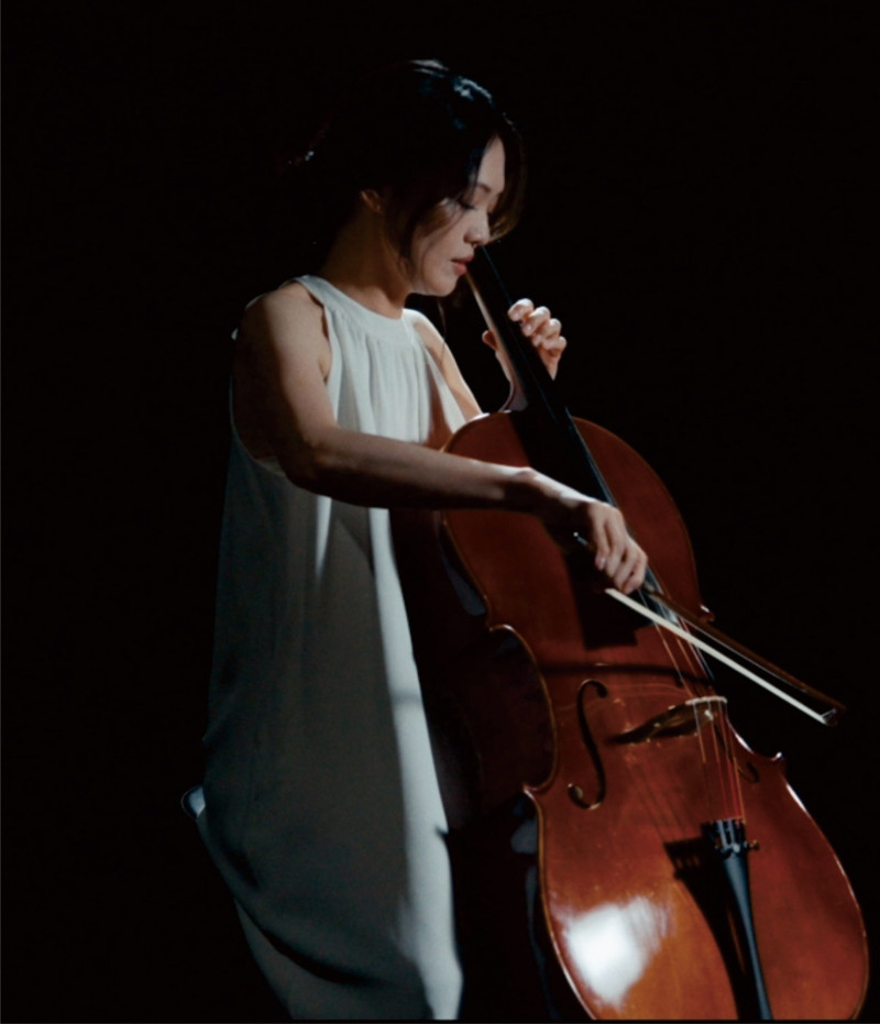 蜜雪久違拿起大提琴，為新歌苦練近一年。（唱戲世界提供）