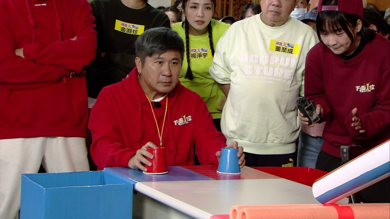 胡瓜溜溜球一顆都沒接中。（民視提供）