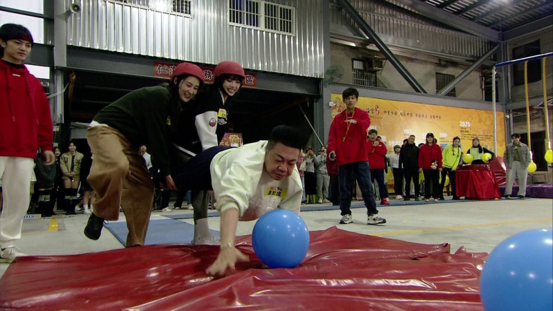 董至成玩遊戲玩到懷疑人生。（民視提供）