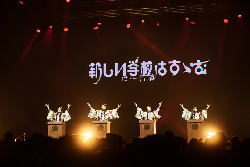 身穿淺金色羽織帥氣現身，瞬間引爆現場歡呼。（大鴻藝術 BIG ART提供）