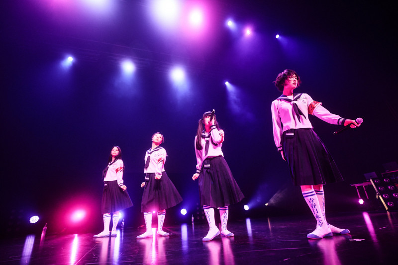 演出後半段，四人換上黑色立領學生服造型再度登場。（大鴻藝術 BIG ART提供）