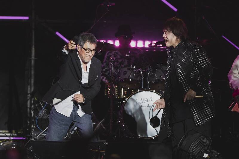 伍佰（右）在「天空舞台」壓軸演出，李宗盛以嘉賓身分登場。（簡單生活節提供）
