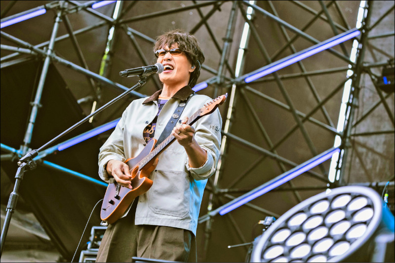 黃宣開玩笑說，自己戴上假髮像是「吳克群」。（簡單生活節提供）