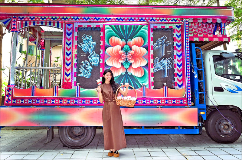 李千娜為台語翻唱專輯《千娜舞台秀—彼段過去經過阮兜口》特別打造一部電子花車。（環球音樂提供）