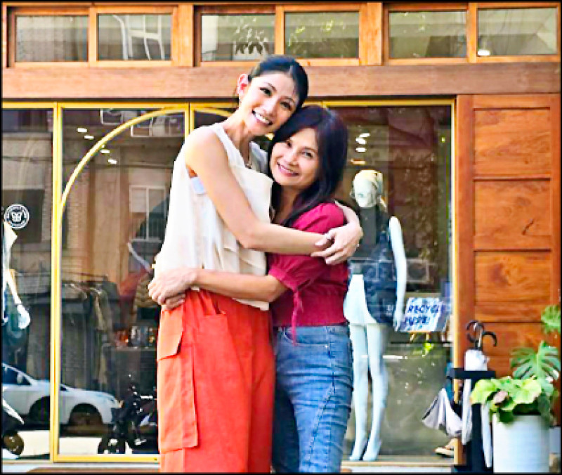 胡如虹和她的藝人朋友們。（記者胡舜翔攝）