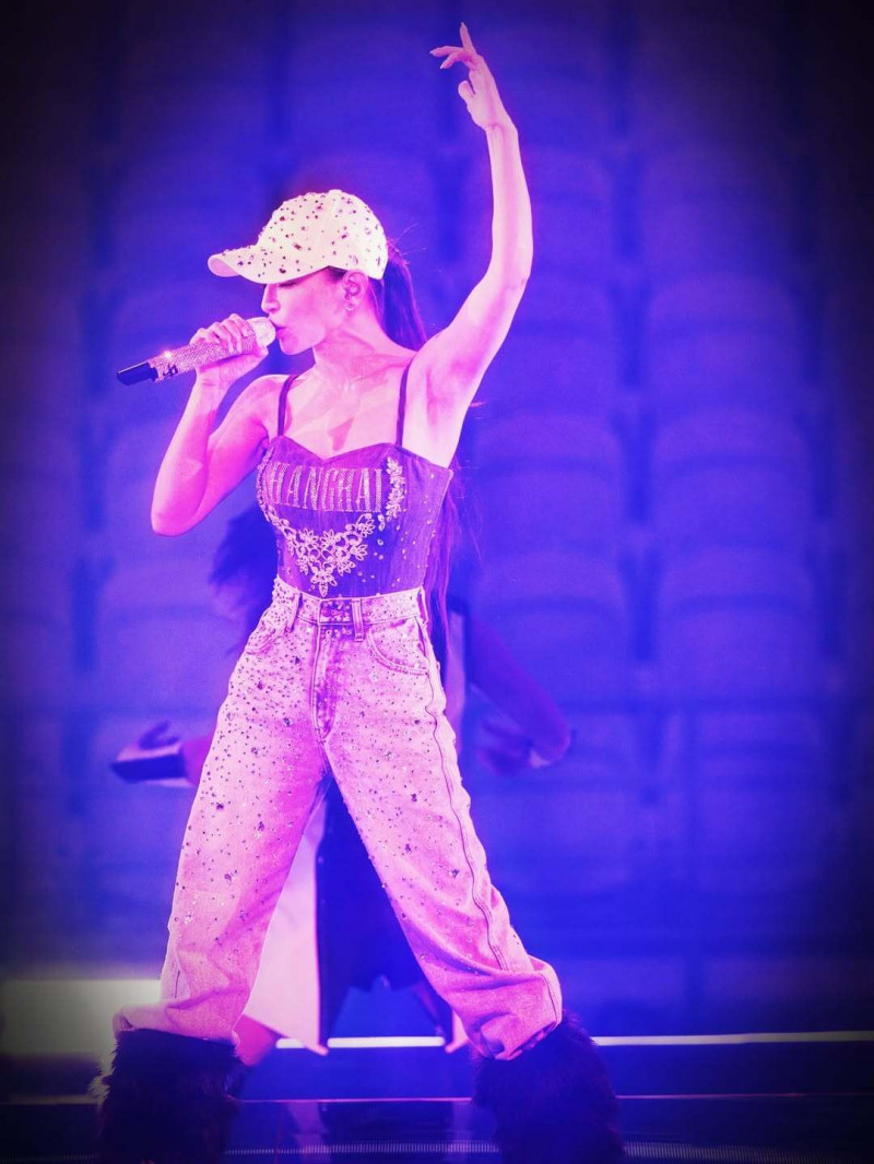 濱崎步即使面對1萬多個空位，仍敬業唱完全場。（翻攝自IG）