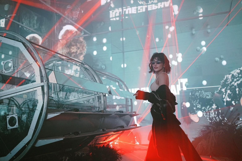 壯壯漫步在沉浸式光影空間中，身後的紅色雷射與巨型金屬裝置，呼應她的潮流造型。（壯壯提供）