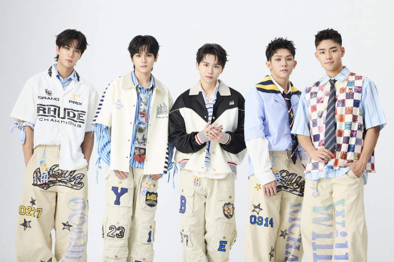 AcQUA源少年要用成熟蛻變的男聲，在高雄跨年舞臺上展現成長與自我風格。（年代提供）