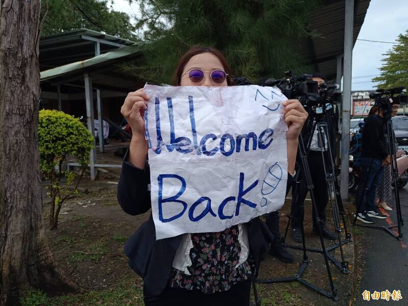 來自新北市的林小姐是朱學恒的粉絲，她特地帶來手寫板，歡迎朱學恒回來。（記者鄭淑婷攝）