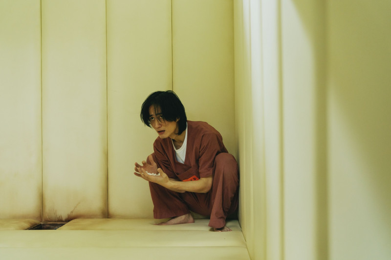 李英宏在《監所男子囚生記》飾演瘋癲受刑人狂撞牆。（愛奇藝國際版、壹壹影業提供）