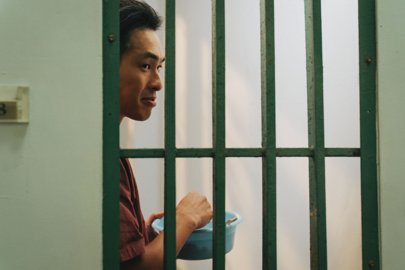 楊祐寧在《監所男子囚生記》隔著鐵窗與黃冠智互動。（愛奇藝國際版、壹壹影業提供）