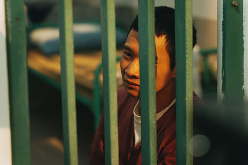 黃冠智在《監所男子囚生記》在違規舍中受到楊祐寧的鼓勵。（愛奇藝國際版、壹壹影業提供）