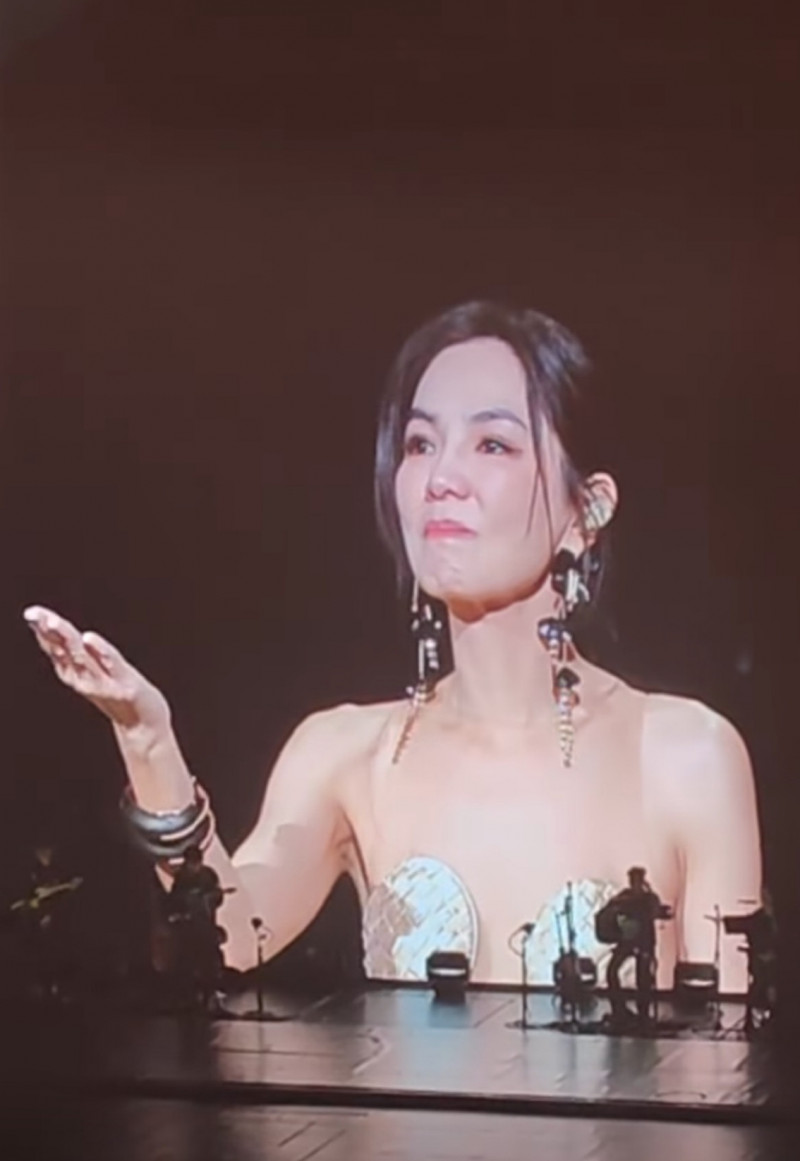 Ella在演唱會上談到家人忍不住落淚。（翻攝自微博）