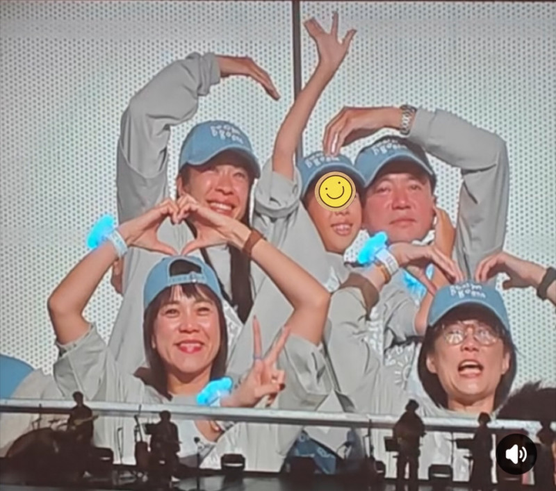 Ella的家人都到演唱會上為她加油，弟弟（後右）也哭了。（翻攝自微博）