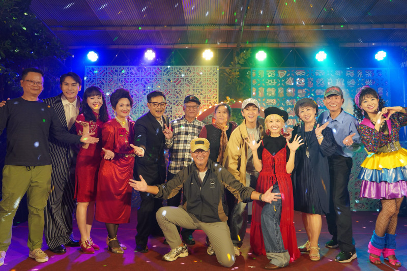 Lulu（右四）、陳漢典（右五）被請上台客串《一村喜事：康樂隊來了》。（金星文創提供）