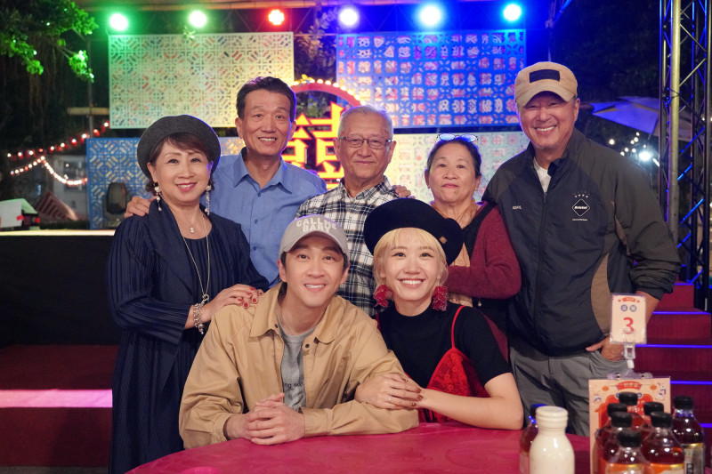 Lulu（前排右）、陳漢典（前排左）帶著雙方父母看王偉忠（後排右）監製的舞台劇《一村喜事：康樂隊來了》。（金星文創提供）