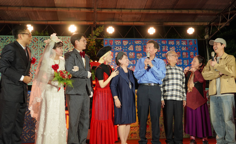 Lulu（左四）、陳漢典（右）被請上台客串《一村喜事：康樂隊來了》，飾演新郎周定緯的「叔叔」與「嬸嬸」。（金星文創提供）