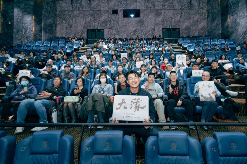 《大濛》男主角柯煒林（前）跑廳宣傳迴響熱烈，觀眾熱情互動分享。（華文創提供）