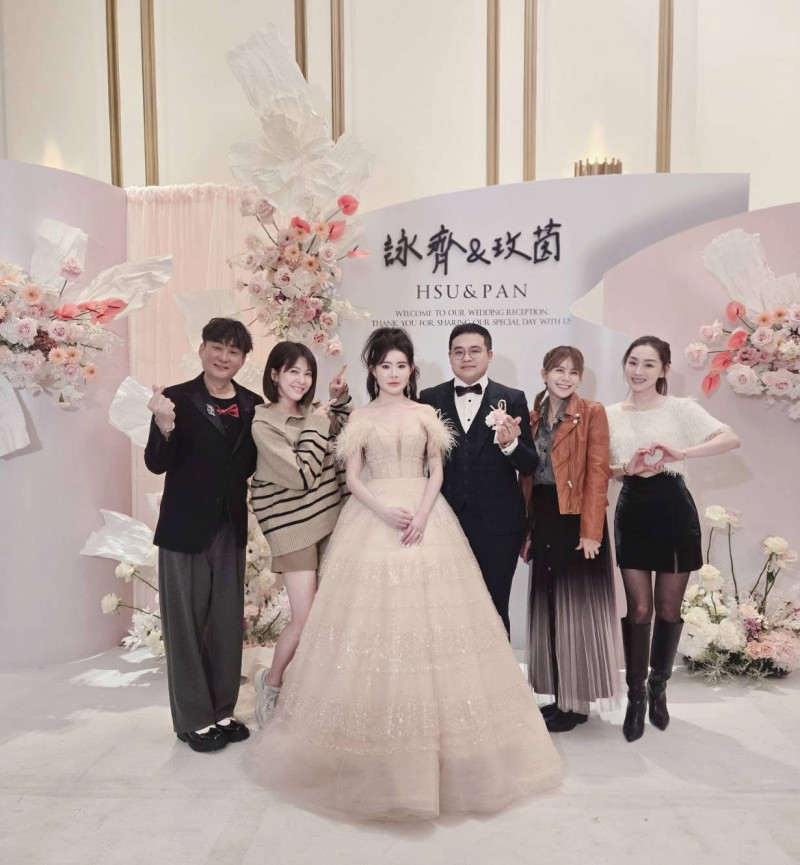 洪毛（左起）、蘇晏霈、賴芊合（右起）、林柏妤參加車友婚禮。（翻攝自臉書）