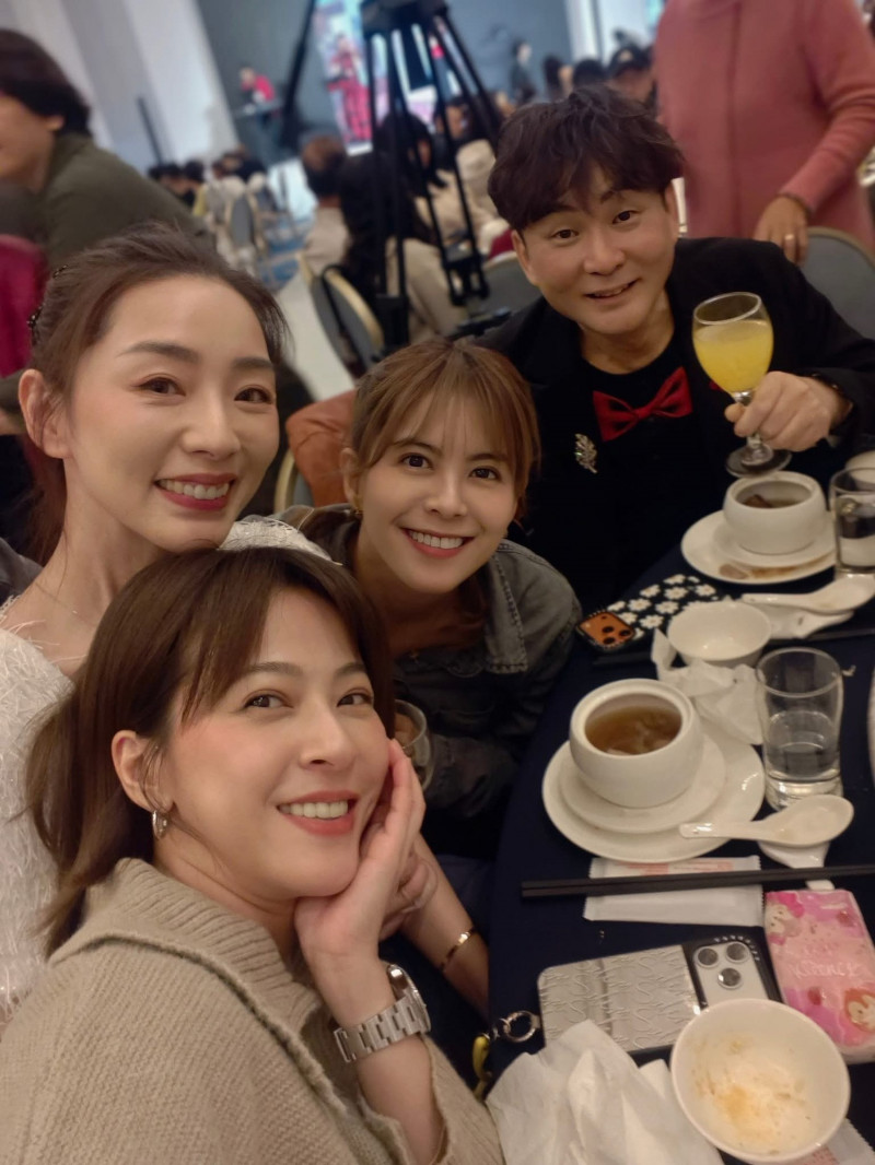 洪毛（右起）大病一場後難得露面，與林柏妤、賴芊合、蘇晏霈參加車友婚禮。（翻攝自臉書）