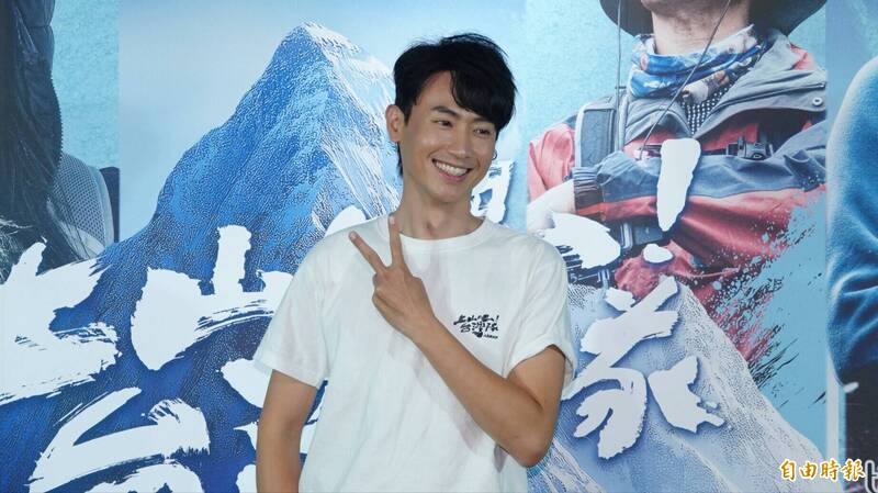 MAX帶珍奶攻頂馬特洪峰，卻腦霧誤倒乾燥劑讓八弟喝下。（記者潘少棠攝）