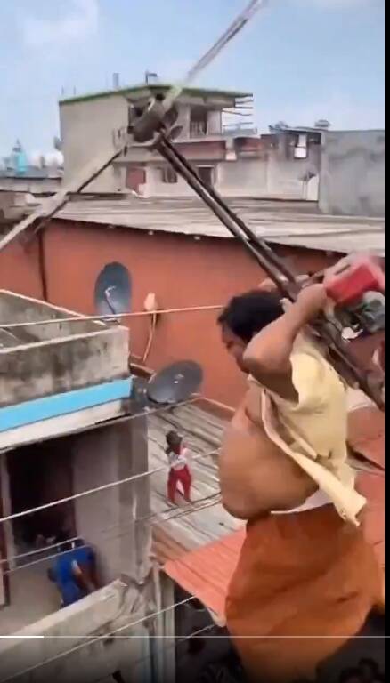 巴基斯坦男子身揹巨大竹蜻蜓挑戰飛行。（翻攝自X）